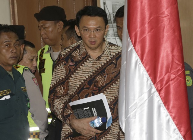 Ahok mengenakan batik motif parang pada sidang perdana yang digelar di Pengadilan Negeri Jakarta Utara (Foto: AP Pool)