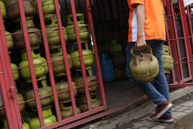 penjual gas elpiji 3kg sedang memasukan tabung gas kedalam ruang penyimpanan. Gas ini dikhususkan untuk masyarakat miskin. (Foto: Fanny Kusumawardhani)