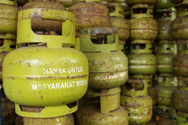 Tumpukan tabung gas elpiji 3kg yang dikhususkan untuk warga miskin. Pada kenyataannya masih banyak masyarakat mampu yang menggunakannya. (Foto: Fanny Kusumawardhani)