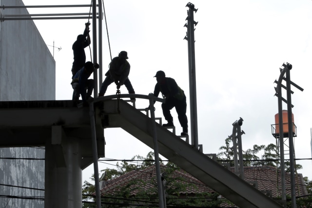 Para pekerja konstruksi jembatan di Jakarta. (Foto: Fanny Kusumawardhani)