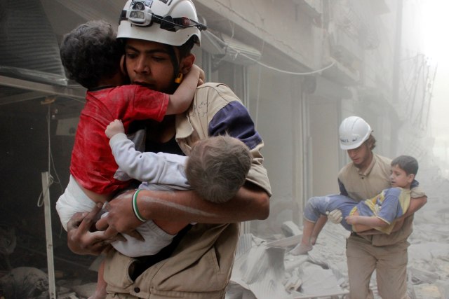 Pasukan penyelamat Helm Putih mengevakuasi anak-anak dalam penyerangan di Aleppo, Suriah (Foto: Reuters/Sultan Kitaz)