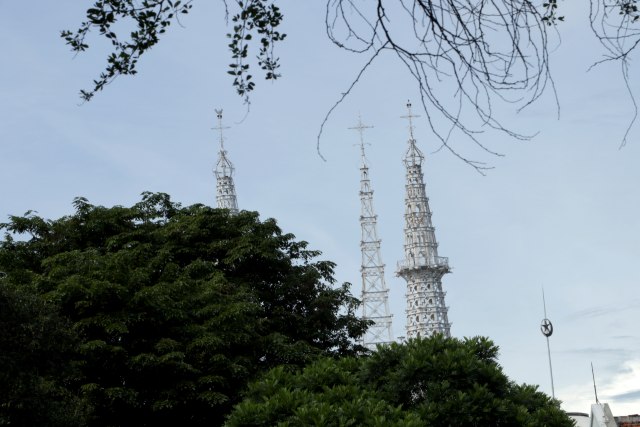 Pemandangan dari atas bangunan Gereja Katedral dan Masjid Istiqlal yang berdekatan di Jakarta, Kamis (15/12). Meski memiliki perbedaan dalam keyakinan , hal tersebut tak menjadi halangan bagi kedua pemeluk agama untuk bisa saling menghargai, menghormati dan hidup berdampingan. (Foto: Fanny Kusumawardhani/Kumparan)