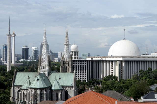Gereja Katedral dan Masjid Istiqlal (Foto: Fanny Kusumawardhani/Kumparan)