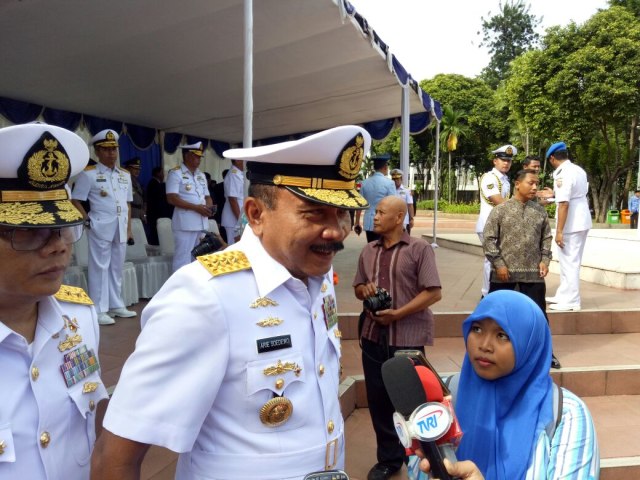 Kepala Badan Keamananan laut (Bakamla) RI, Arie Soedewo saat menanggapi pertanyaan wartawan terkait 'persenan dana' proyek Bakamla, Kamis (15/12). (Foto: Wahyuni Sahara)