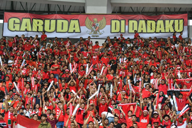 Dukungan maksimal diberikan para suporter ketika Timnas Indonesia menjamu Thailand dalam Leg 1 Final Piala AFF 2016 di Stadion Pakansari, Cibinong, Kab. Bogor