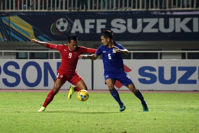 Pertandingan leg pertama final AFF 2016. Ferninand Sinaga tampak berhadapan dengan seorang pemain bertahan Thailand. (Foto: Aditia Noviansyah)