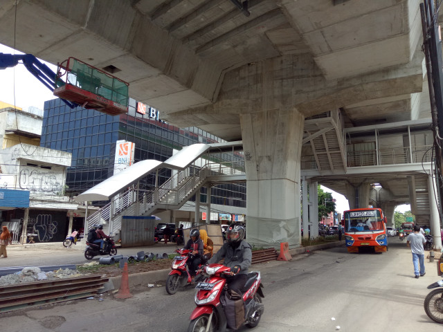 Pembangunan Jembatan Penyeberangan Orang (JPO) yang belum rampung di Jalan Kyai Maja, Kebayoran Baru, Jakarta Selatan. (Foto: Aprilandika Pratama)