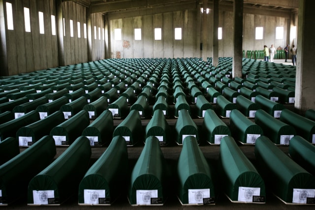 Pemakaman 8.000 Muslim Bosnia yang dibantai di Srebrenica oleh Tentara Serbia pada 1995 (Foto: Reuters)