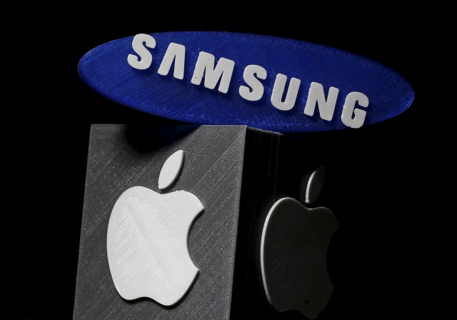 Ilustrasi logo Samsung Vs Apple (Foto: Reuters)