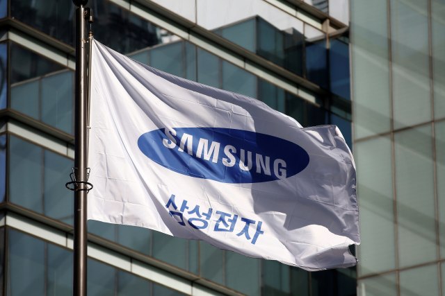 Bendera Samsung Electronics berkibar di pusat kota Seoul, Korea Selatan (Foto: Reuters)