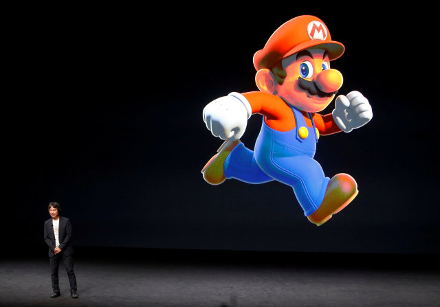 Tim Kreatif Nintendo, Shigeru Minamoto, berdiri di samping karakter Super Mario  Foto: Reuters