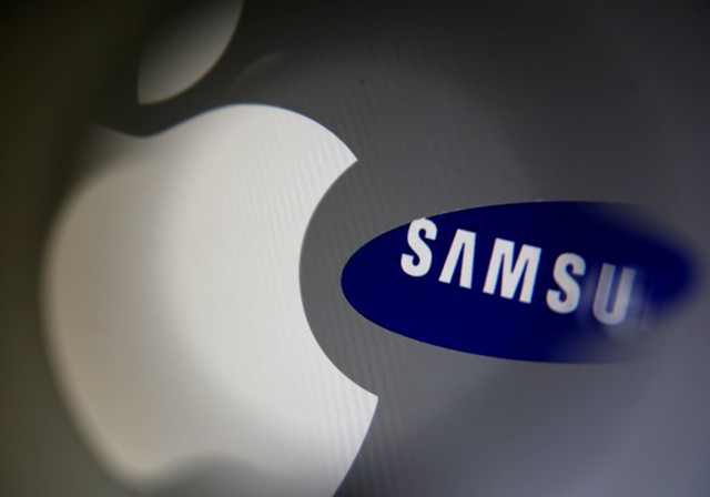 Ilustrasi Samsung Vs Apple (Foto: Reuters)