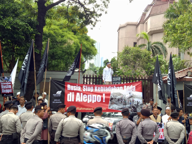 Situasi Orasi HTI yang berlangsung di depan Kedubes Rusia (Foto: Aria Pradana)