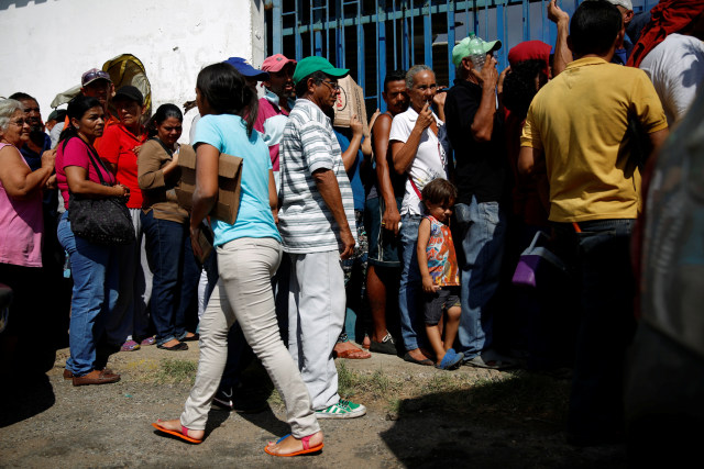 Antrean warga di luar toko bangunan di Punto Fijo, Venezuela, untuk menjual barang-barang mereka.  (Foto: Reuters/Carlos Garcia Rawlins)