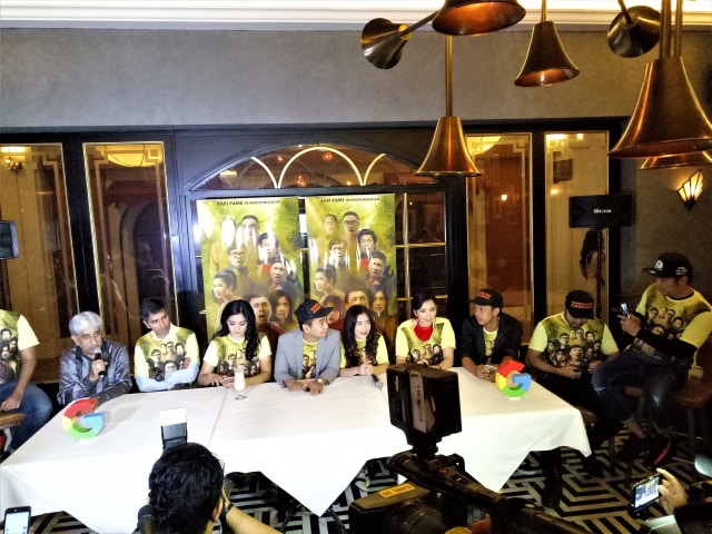 Artis peran, penulis, serta sutradara, Raditya Dika bersama sejumlah pemain dan kru film layar lebar terbaru, 'Hangout', ketika ditemui dalam jumpa persnya di kawasan Senayan, Jakarta Pusat, Kamis (15/12/2016). (Foto: Prabarini Kartika)