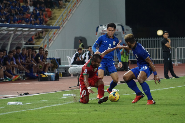 Zulham Zamrun berjibaku menghadapi pemain Thailand dalam pertandingan final Piala AFF 2016 Foto: Aditia Noviansyah