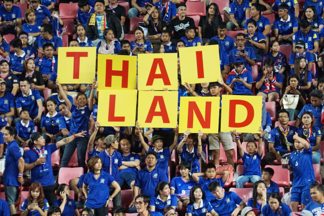 Bentuk dukungan suporter Timnas Thailand pada final putaran kedua AFF Suzuki Cup 2016 di Rajamangala National Stadium, Bangkok, Thailand, Sabtu (17/12). (Foto: Aditia Noviansyah)
