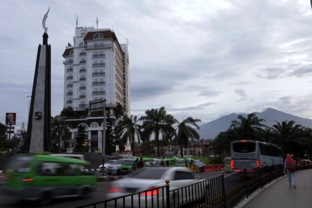 Lawang Salapan merupakan landmark baru kota Bogor, terletak di kawasan Tugu Kujang, pembangunan landmark ini didirikan untuk memperkuat karakter Kota Bogor sebagai Kota Pusaka.  Foto: Fanny Kusumawardhani/kumparan