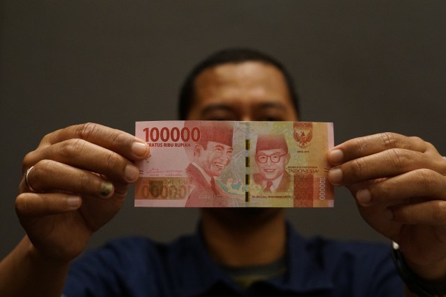 Desain baru uang pecahan seratus ribu rupiah. (Foto: Aditia Noviansyah)