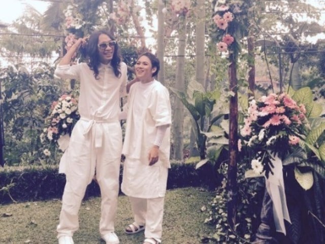 Aming Sugandhi bersama sang istri, Evelyn Nada Anjani, terlihat bahagia di upacara resepsi pada 4 Juni 2016 silam. (Foto: Instagram (pribadi) Aming: @psychodiva2016)