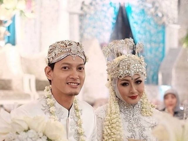 Wajah bahagia Fedi Nuril bersama sang istri, Vanny Widyasasti, di pernikahannya pada hari Minggu, 17 Januari 2016 silam. (Foto: Instagram (pribadi) Fedi Nuril: @fedinuril)
