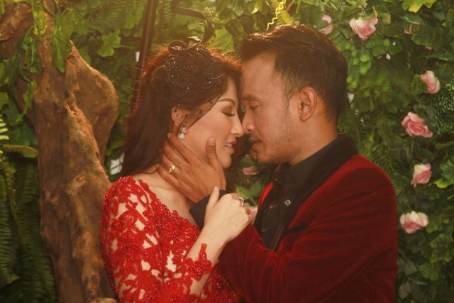 Ruben Onsu dan Sarwendah Tan ketika tengah melakukan pemotretan di salah satu studio foto di kawasan Pluit, Jakarta Utara (Foto: Munady)