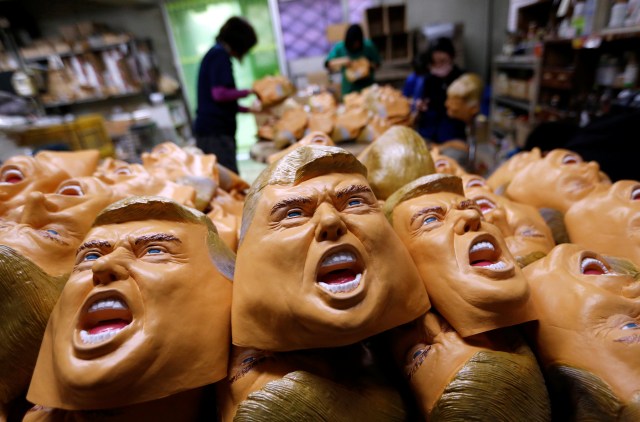 Produksi Topeng Presiden Terpilih Amerika Serikat Donald Trump di Saiitama, Jepang. (Foto: Toru Hanai/Reuters)