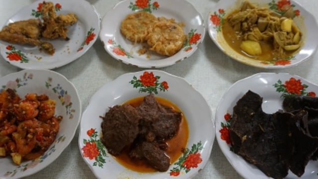 Aneka Menu Masakan Padang disajikan di Meja. Foto: Aditia Noviansyah/kumparan