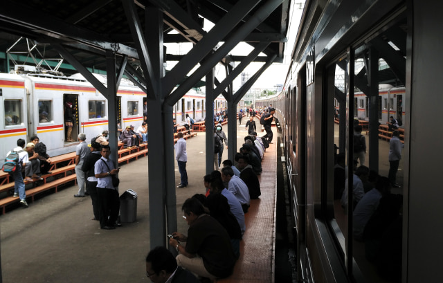 Penumpang menunggu kereta di stasiun Manggarai. (Foto: Andika Wahyu/Antara)