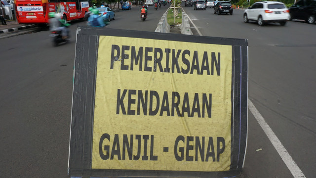 Penerapan peraturan ganjil genap (Foto: Aditia Noviansyah)