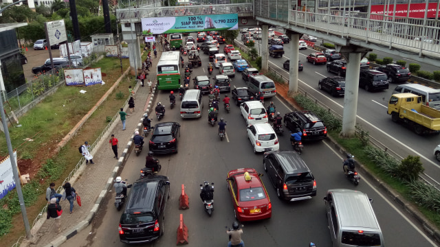 Kepadatan terjadi, baik di jalur cepat maupun jalur lambat Jalan Jenderal Sudirman. (Foto: Damianus Andreas)