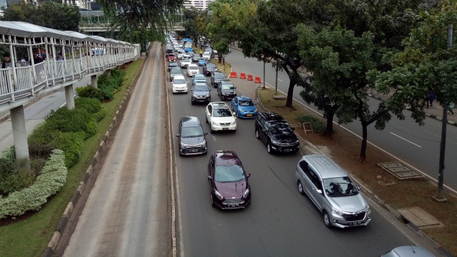 Di Jalan Jenderal Sudirman, tepatnya depan Universitas Atma Jaya, terlihat kepadatan kendaraan beroda empat yang hendak berbelok memasuki Jalan Gatot Subroto ke arah Cawang. (Foto: Damianus Andreas)