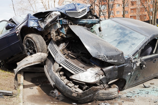 Ilustrasi Kecelakaan antara dua mobil di jalan (Foto: VvoeVale/thinkstock)