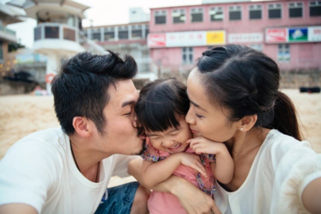 Ibu & Ayah bersama si kecil tercinta (Foto: Getty Images)