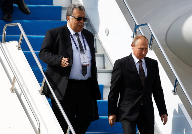 Dubes Rusia untuk Turki Andrey Karlov bersama Vladimir Putin menuruni tangga pesawat di bandara Istanbul, Turki. Foto: Osman Orsal/Reuters