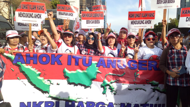 Barisan Relawan Basuki-Djarot mengawal persidangan lanjutan dari Basuki Tjahja Purnama (Ahok) dalam kasus penistaan agama. (Foto: Marcia Audita)