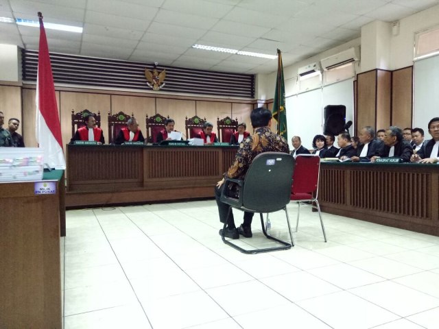 Ahok duduk sebagai terdakwa dalam sidang lanjutan dugaan penistaan agama di PN Jakarta Utara. Foto: Wahyuni Sahara