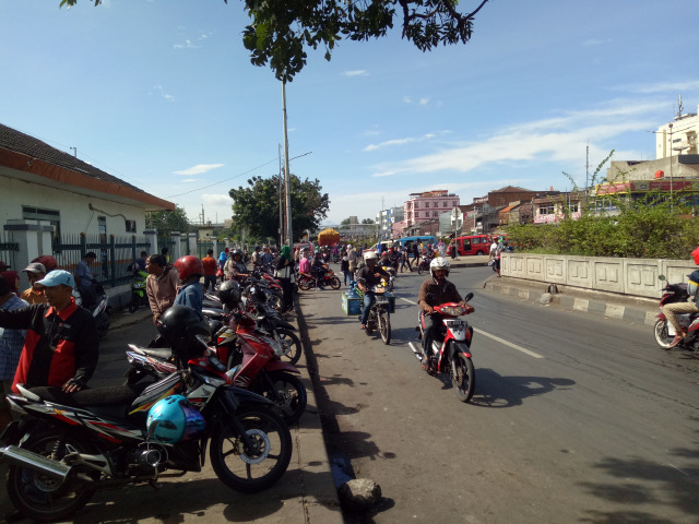 Pengendara motor di Pasar Minggu, Jakarta. (Foto: Akbar Ramadhan)