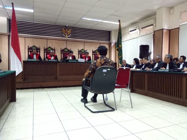 Ahok menjalani sidang lanjutan dugaan penistaan agama di PN Jakarta Utara. Hakim menunda sidang hingga Selasa, minggu depan. (Foto: Wahyuni Sahara)