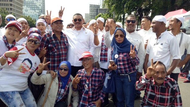 Suasana relawan Ahok ketika sidang Ahok di PN Jakarta Utara (Foto: Marcia Audita)