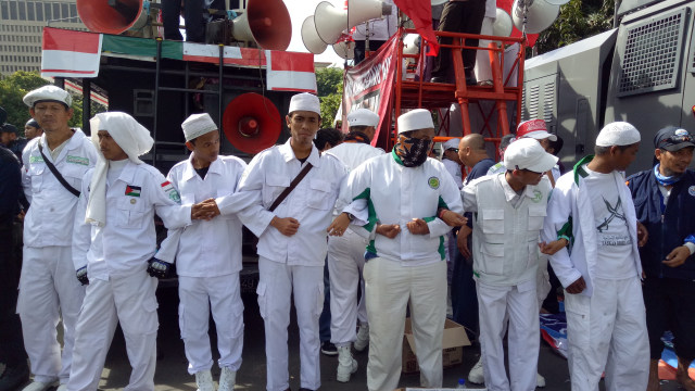 Massa dari FPI kawal mobil orasi di depan gedung PN Jakarta Utara. (Foto: Marcia Audita)