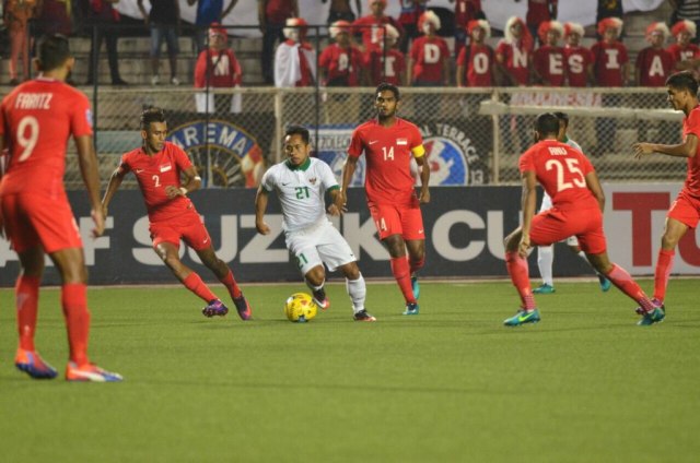 Andik Vermansah dikurung oleh pemain-pemain Singapura (Foto: AFF Suzuki Cup)