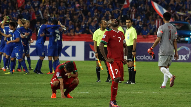 Kapten Timnas Indonesia Boaz Solossa meratapi kegagalannya saat gagal membawa timnya menjuarai Piala AFF 2016 Foto: Aditya Noviansyah