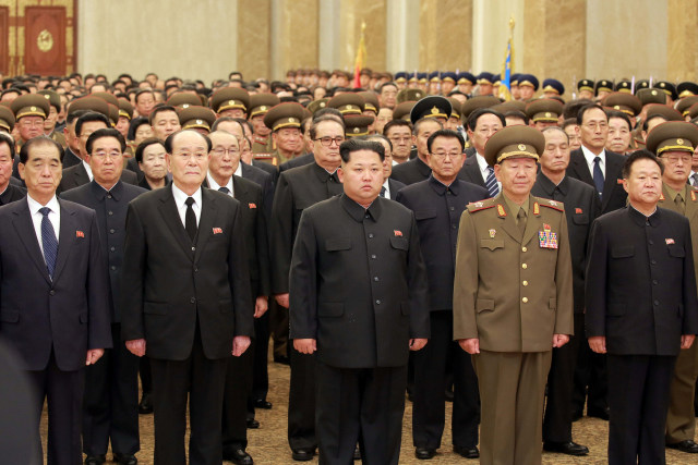 Kim Jong Un bersama para pejabat Korea Utara. (Foto: Reuters)