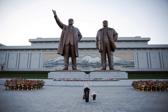 Patung sosok Kim Il Sung dan Kim Jong Il di Korea Utara.  (Foto: Reuters)