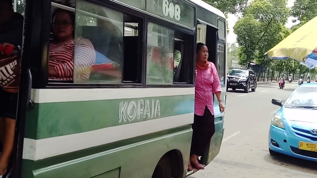 Tentrem, perempuan 54 tahun yang menjadi kernet Kopaja. Foto: Frendy Kurniawan/kumparan