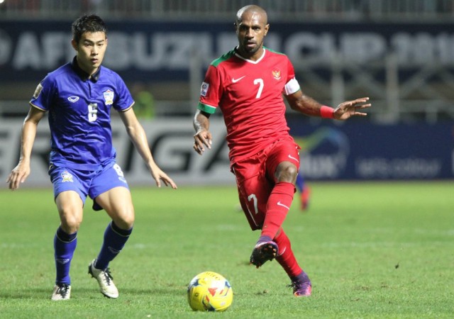 Kapten Timnas Indonesia Boaz Solossa beraksi saat melawan Thailand di leg 1 final Piala AFF 2016 (Foto: www.affsuzukicup.com)