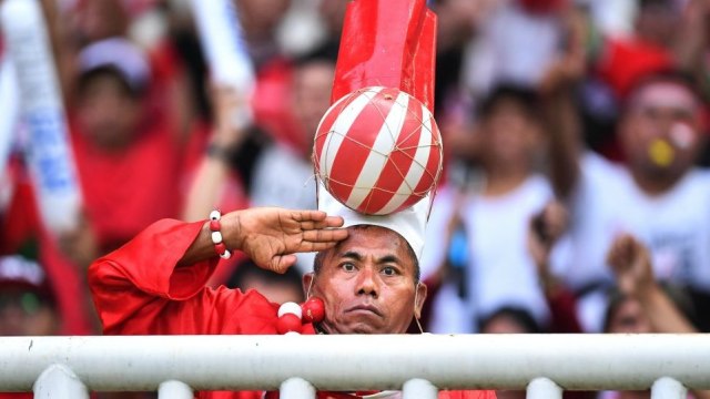 Suporter Indonesia memberikan dukungan secara maksimal saat pertandingan leg 1 semifinal Piala AFF 2016 (Foto: Aditya Noviansyah)