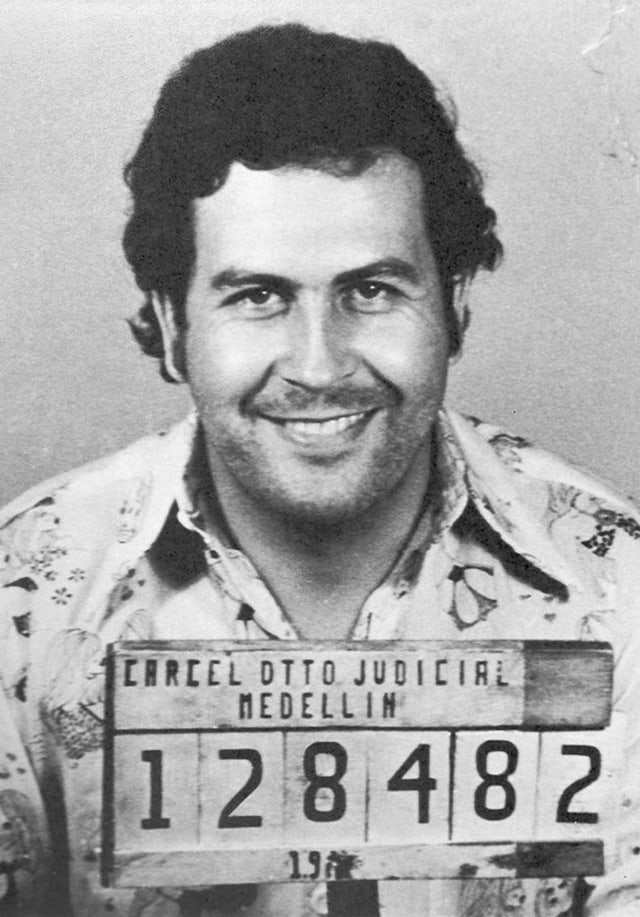 Pablo Escobar tersenyum saat fotonya diambil oleh Kepolisian Nasional Kolombia Foto: Policia Nacional de Colombia