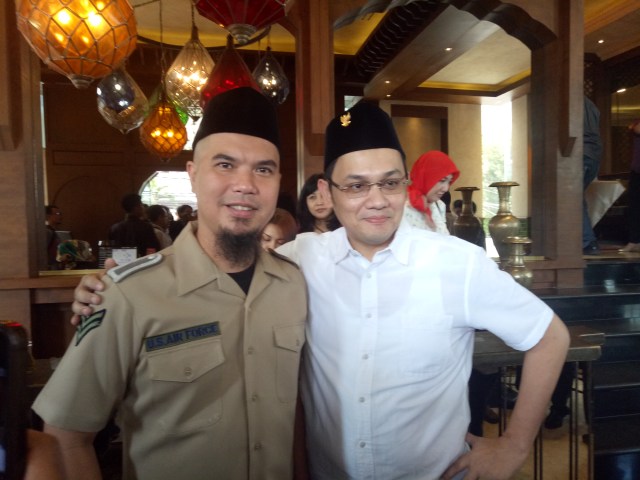 Ahmad Dhani berfoto dengan Farhat Abbas. (Foto: Akbar Ramadhan)